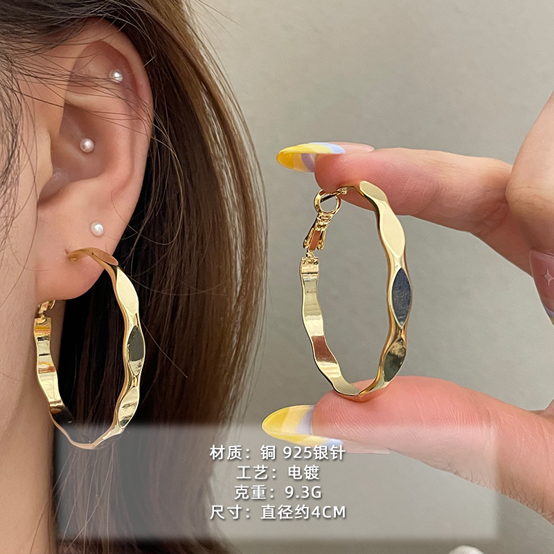 2025 nuevo estilo verano de moda anillo plateado círculo negro círculo fino temperamento europeo y americano aretes dorados de todo fósforo