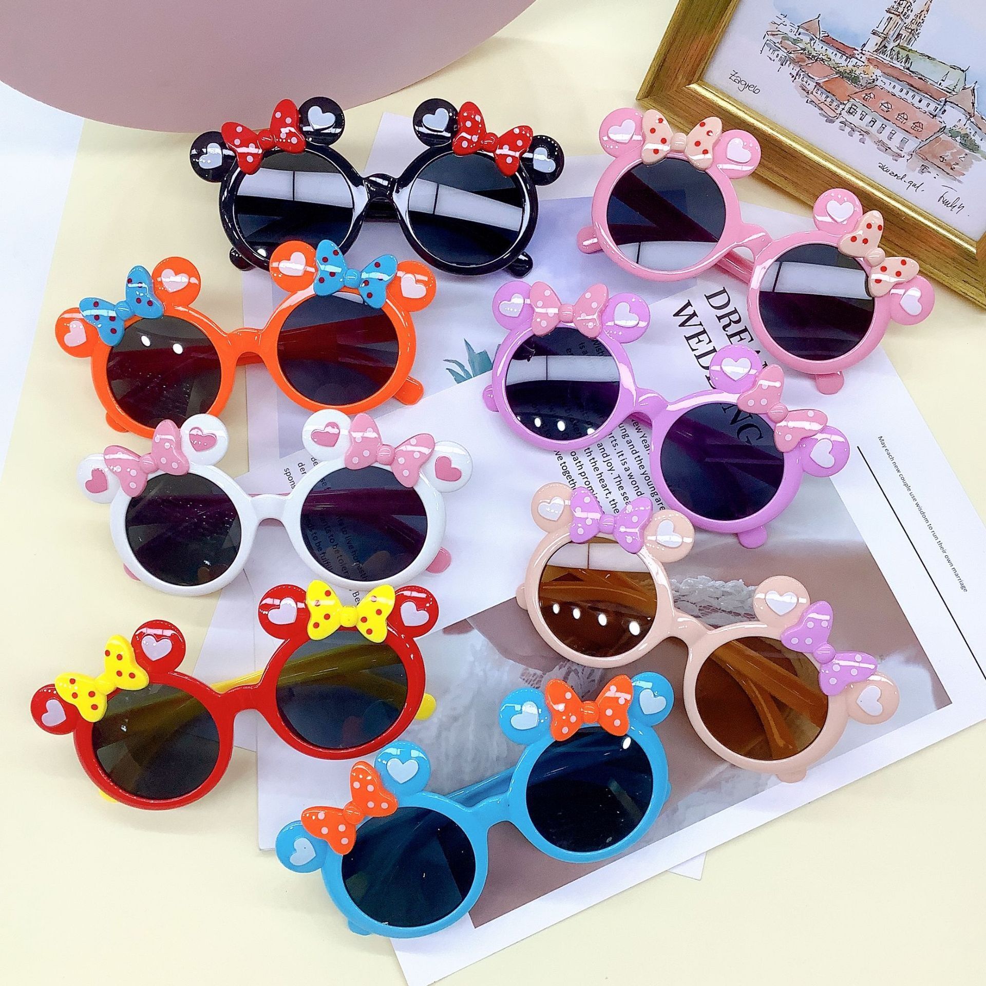Fashionable cute cartoon design children's sunglasses for traveling