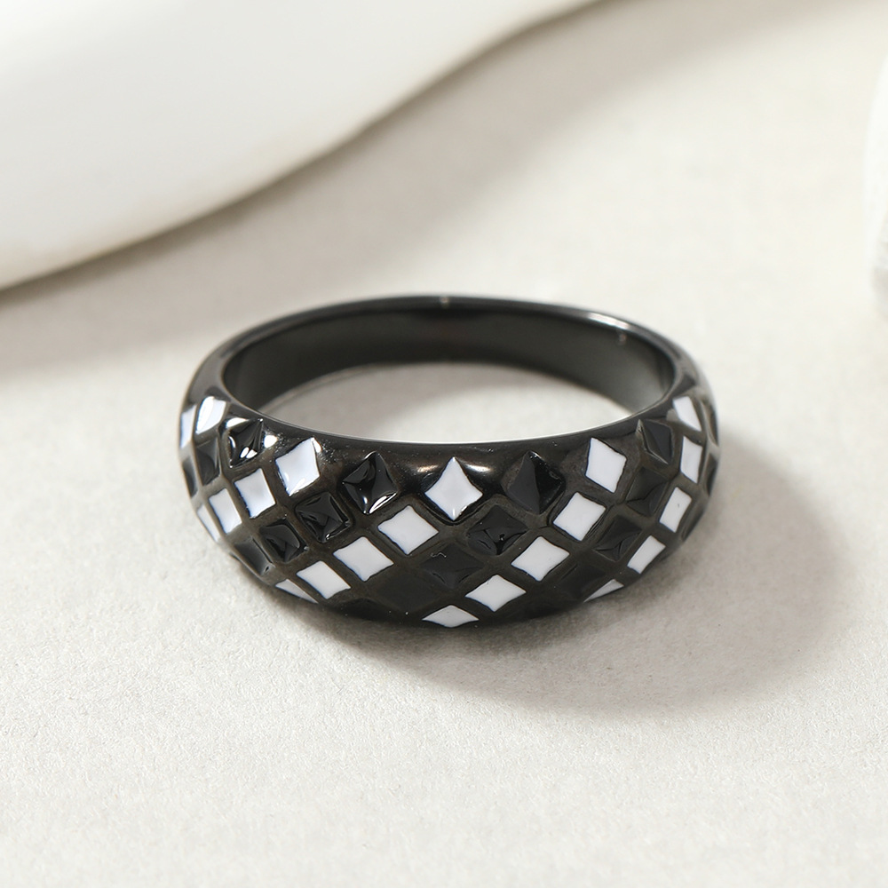 La personalidad de la moda gota de aceite blanco y negro diamante Plaid simple todo partido anillo de acero de titanio de acero inoxidable fabricante de joyas de fundición