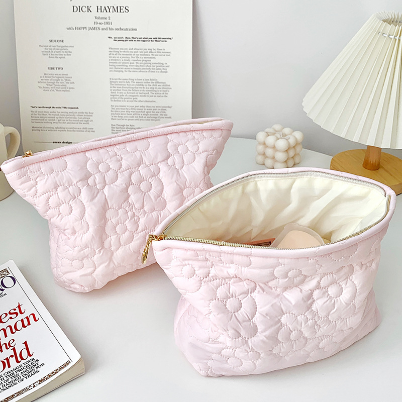 Cream powder is soft and cloudy cosmetic bag