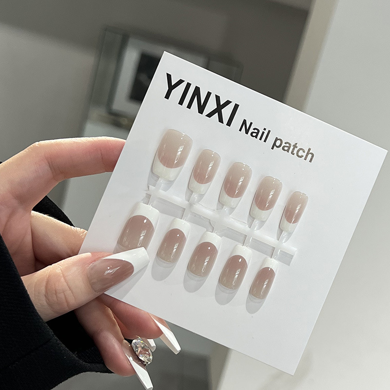 プレハブのグラデーションの白いフランスの逸品はネイルのins風を着ます。|undefined