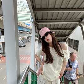 白色钉珠小众设计感短袖女夏季宽松百搭斜肩休闲恤