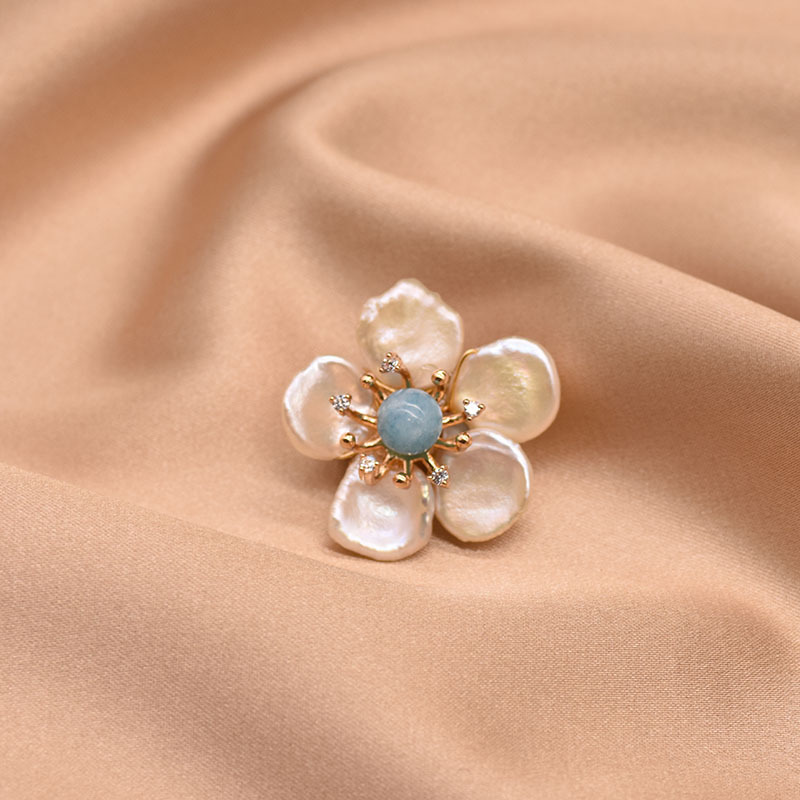 Corsage perla de alto sentido barroco perla flor broche temperamento versátil alta calidad PIN al por mayor natural