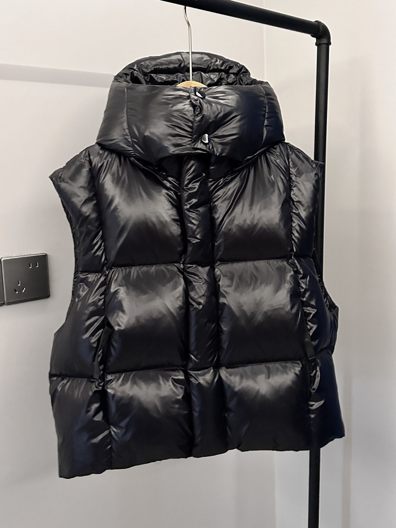 Chaqueta corta de plumón de oro negro para mujer 2025 nuevo estilo invierno plumón de ganso blanco manga extraíble diseño sensación suelta chaqueta gruesa