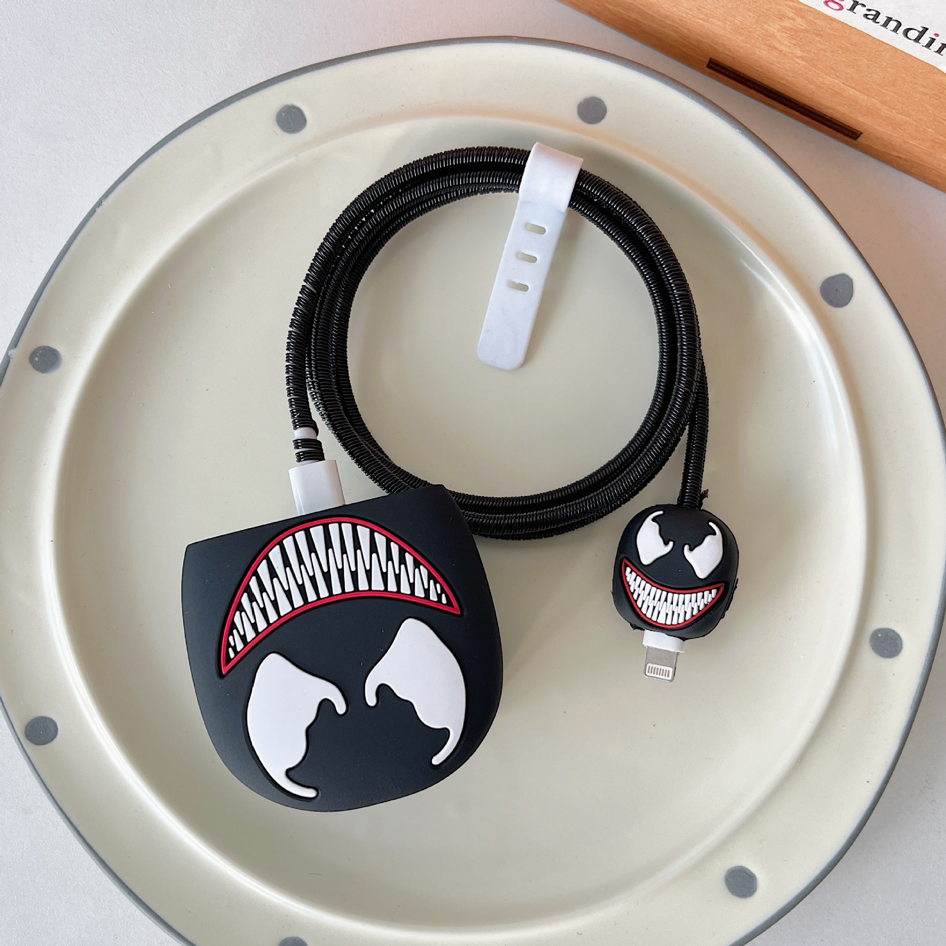 2024 nueva cubierta protectora de cabezal de carga rápida estándar británico de dibujos animados de 20W para cargador de Apple 20WPD plegable de tres enchufes