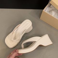 松餅の厚い底の冷たい足の人の字のスリッパの女性の靴のファッションの外は2025年の夏の坂と高くなるサンダルを着ます。