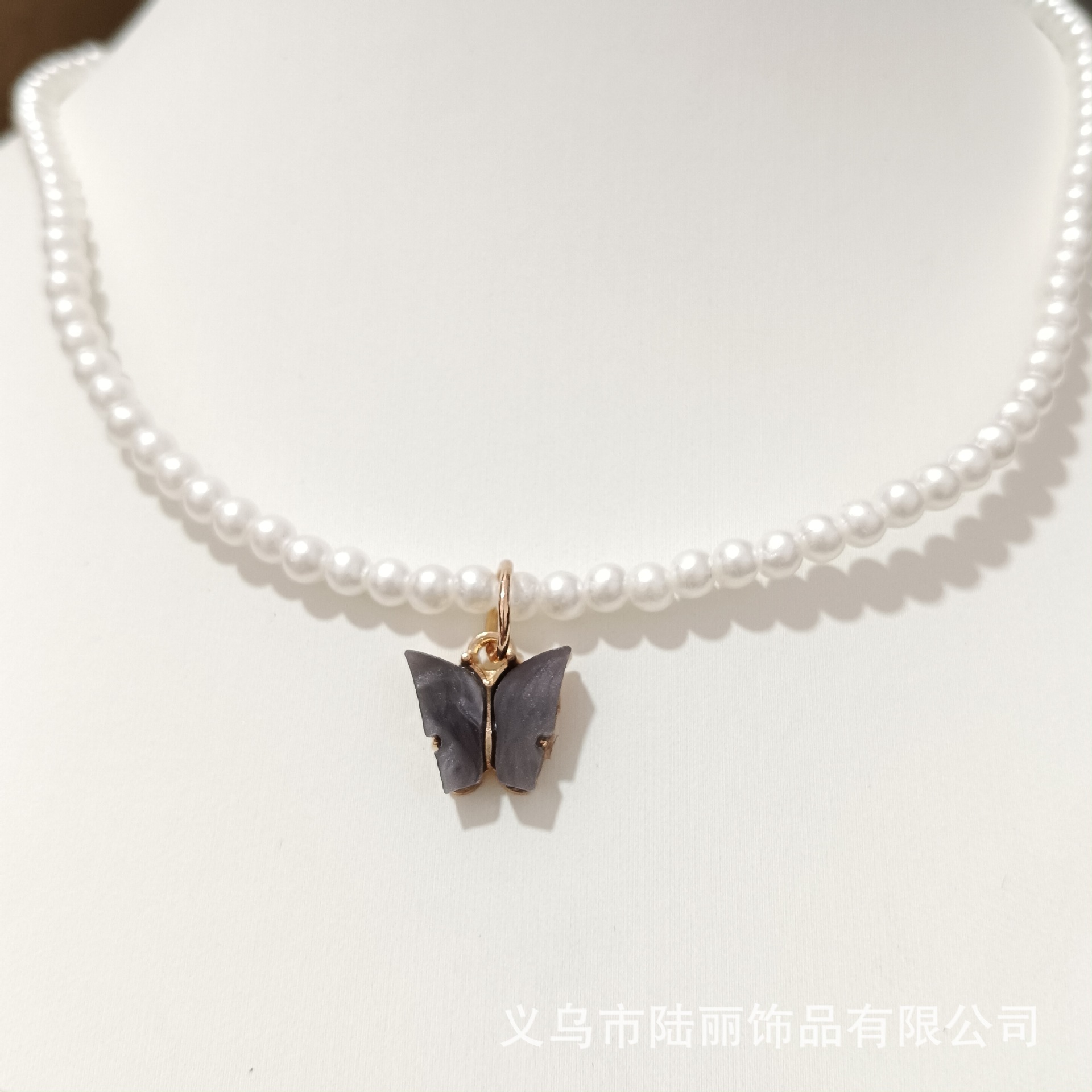 Joyería de comercio exterior transfronterizo ABS imitación perla con cuentas multicolor mariposa colgante corto collar de cadena de clavícula de las mujeres al por mayor