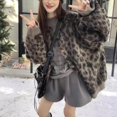 アメリカの復古風のゆったりしたヒョウ柄のジャカードのセーターのコートの女性の2024秋冬はファッションのカジュアルなニットのカーディガンを厚くします。