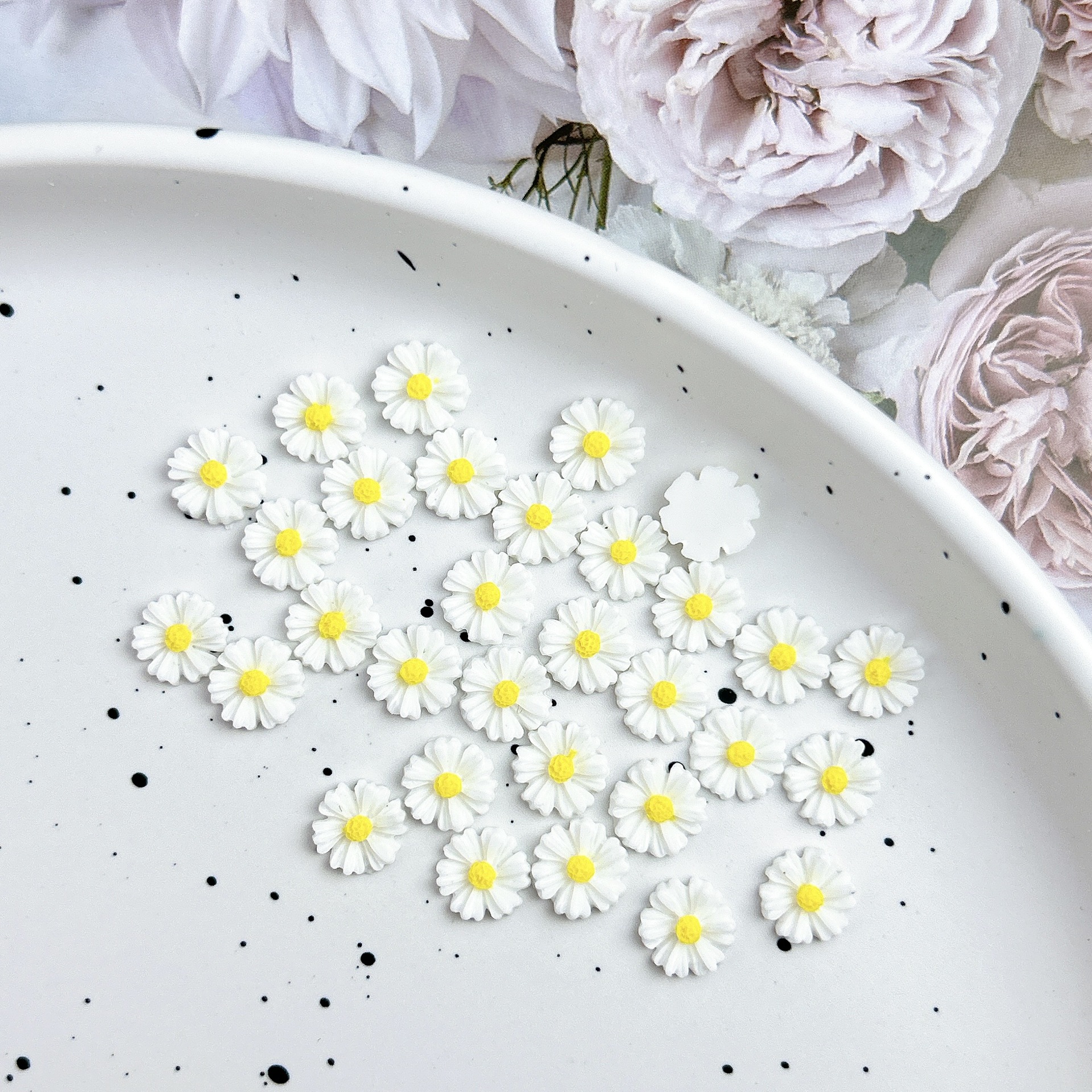 Relieve de primavera pequeña margarita pegatinas de uñas tamaño de óleo tridimensional flor blanca decoración de uñas al por mayor