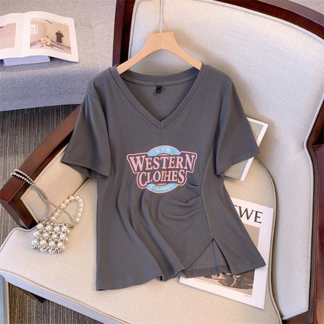 Tops reductoras de edad de talla grande para mujer, diseño de estilo occidental, manga corta, cuello en V, letras impresas, pliegues, hombros abiertos, camiseta femenina, grasa