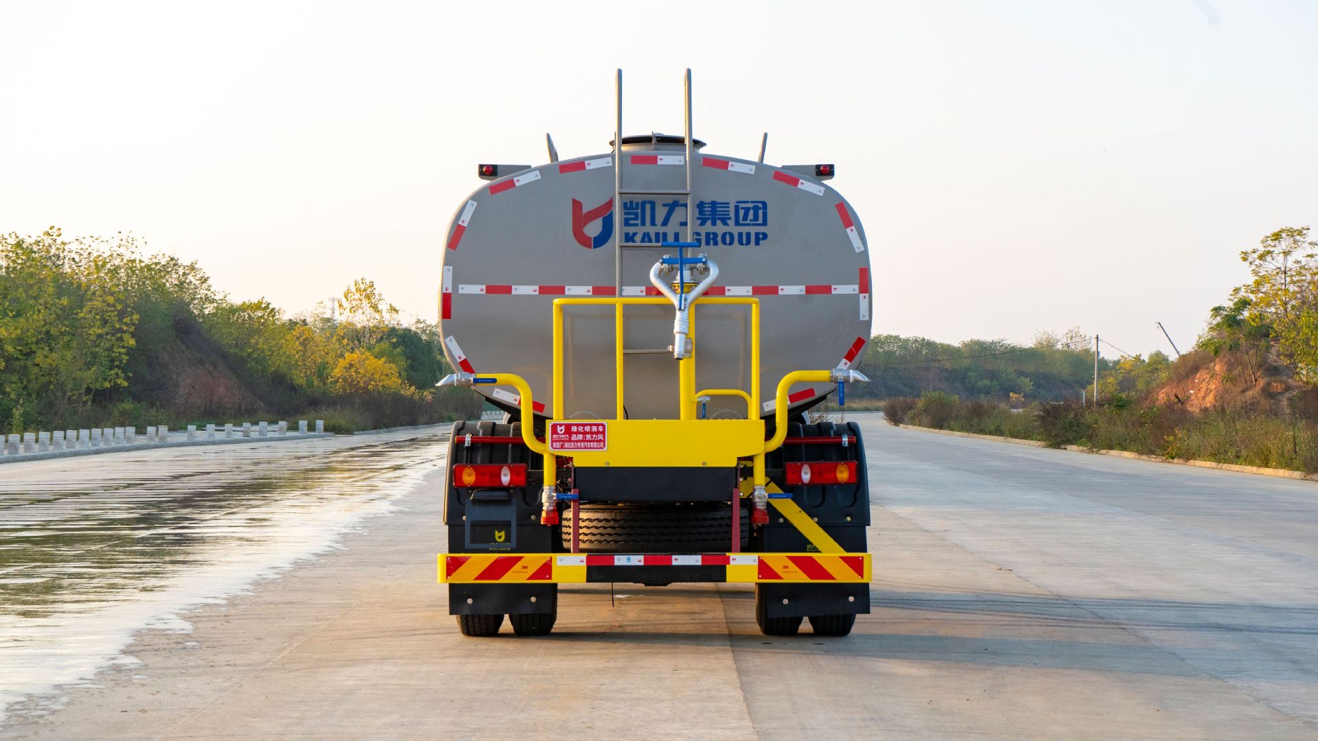 12-Ton Dongfeng Sprinkler Truck, Construction Site Dust Reduction, Urban Road Washing Truck, Sprayer 20- 100m