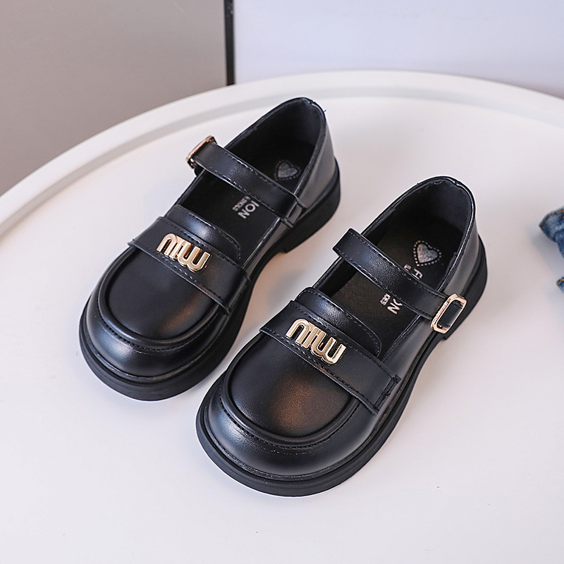 Zapatos de cuero de las niñas 2024 primavera y otoño nueva moda MIU suave inferior zapatos de los niños solo medio pequeño borde de los niños Comercio Zapatos de los niños en marea de stock
