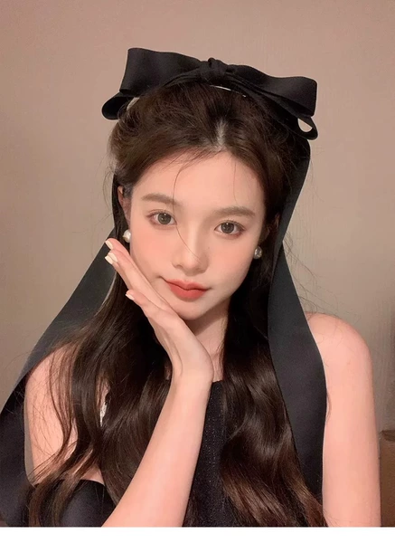 Black hairpin with bow