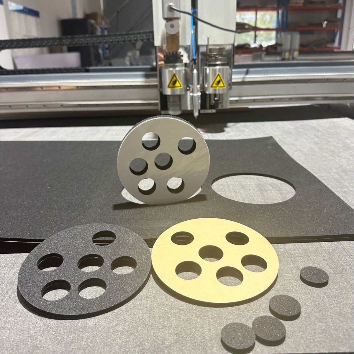 �񶯵��и��ȫ�Զ����Բ��ϲ����𽺵�������񶯵��и��������