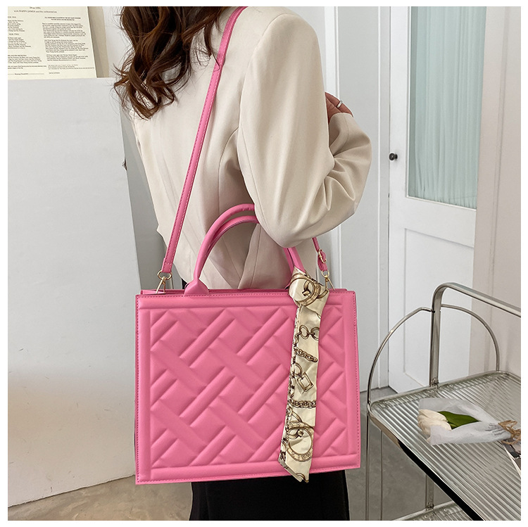 Fashionable and versatile women's bag 2023 summer new silk scarf handbag Bags feeling single shoulder diagonal armpit small square bag_voghion.com