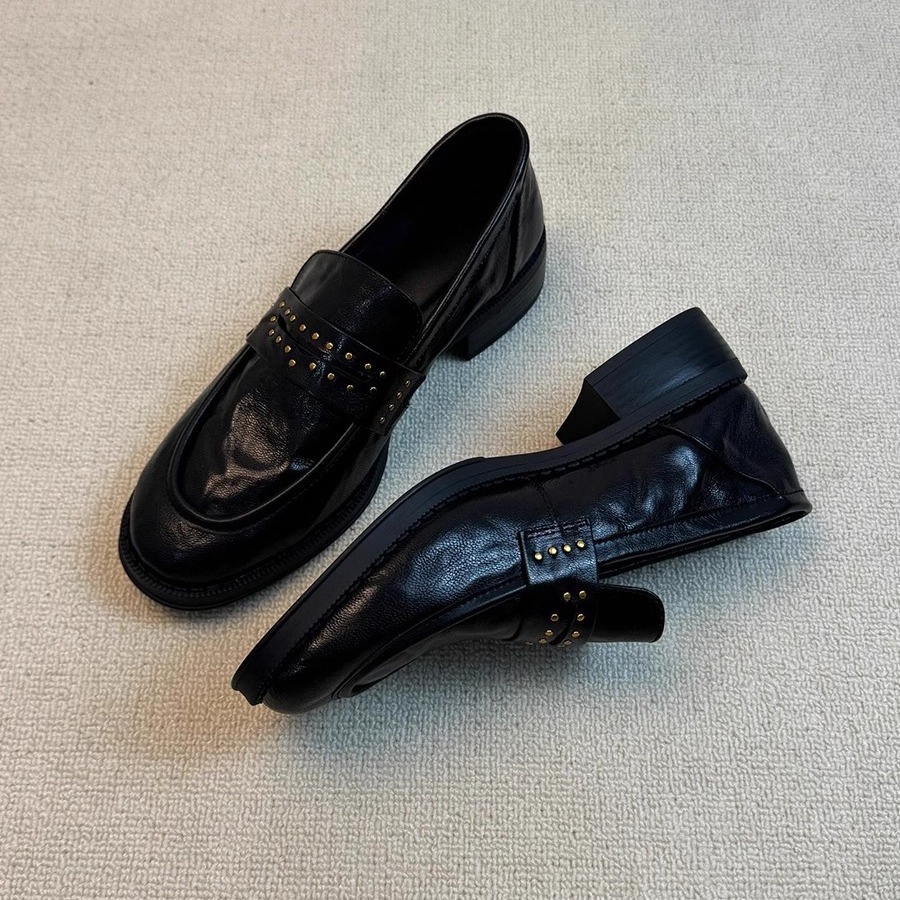Versión de cuero de vaca de cuero retro estilo británico Remache de cabeza redonda plisado con un pie pedaleando zapatos de cuero negro gruesos zapatos de cuero para mujeres