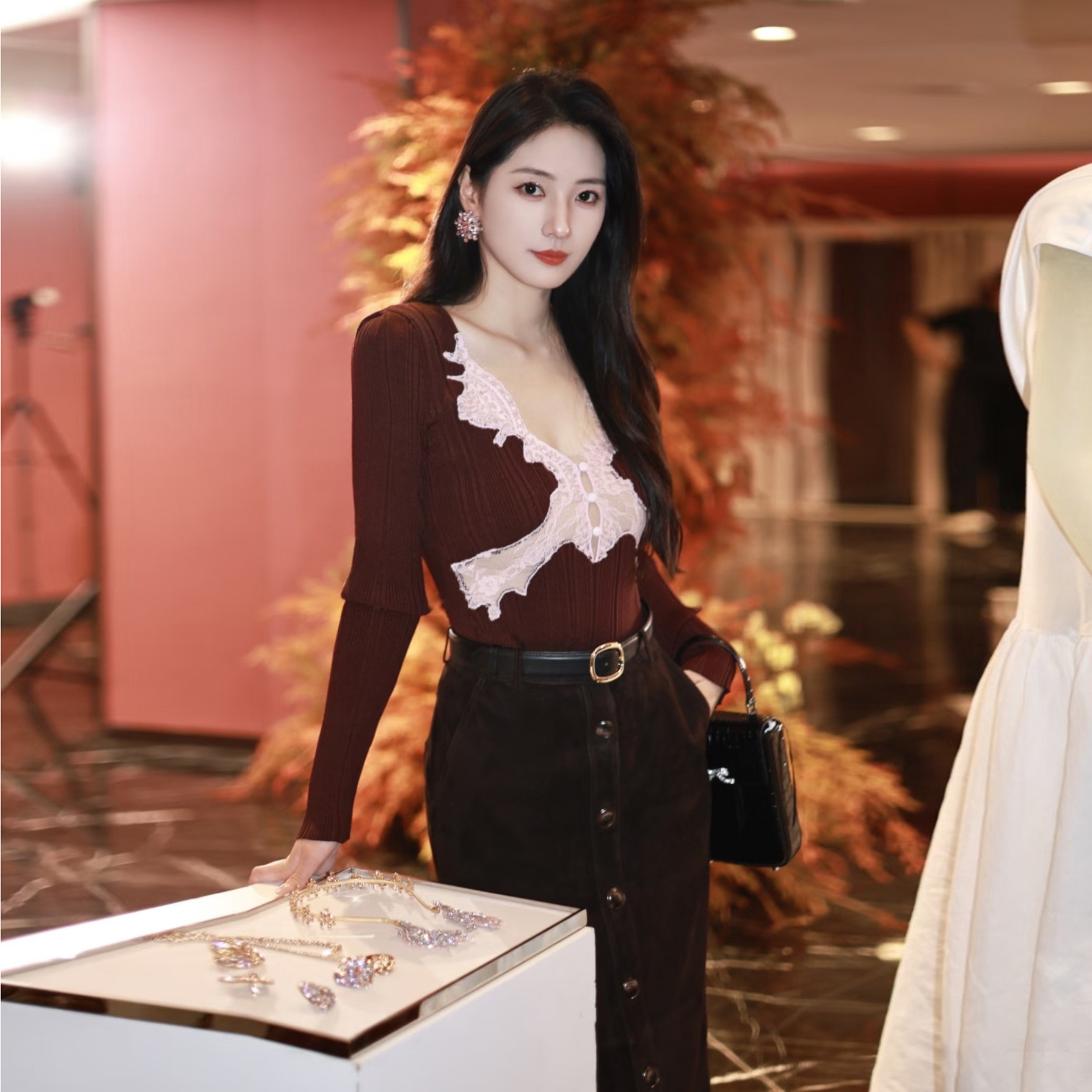 2025秋冬新款时尚气质蕾丝镂空拼接V领修身显瘦针织打底衫上衣