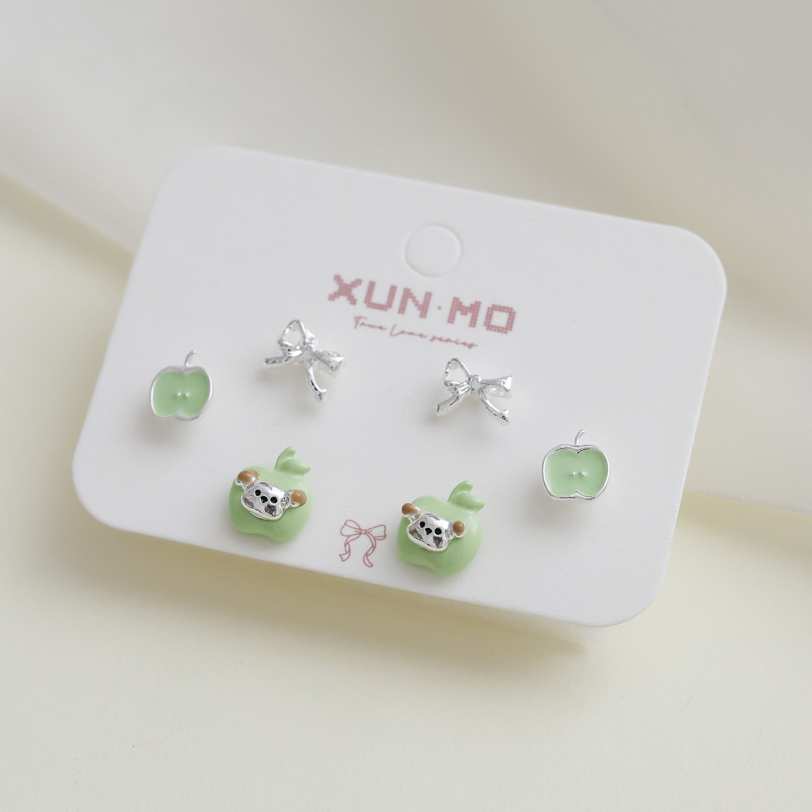 Juego de pendientes de aguja plateados, sencillos y compactos para mujer, pendientes geométricos en forma de corazón, bonitos, dulces y versátiles, venta al por mayor para puestos de mercado