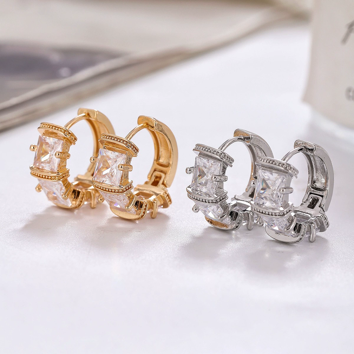Цирконий, маленькие дизайнерские серьги, микро-инкрустация, стиль Chanel