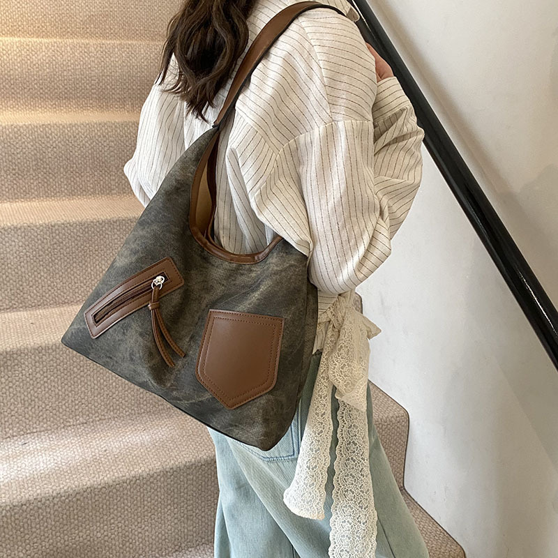 Bolsa de viaje multi-bolsillo 2025, primavera, nuevo retro versátil bolso de hombro de clase, bolsa de gran capacidad para mujeres