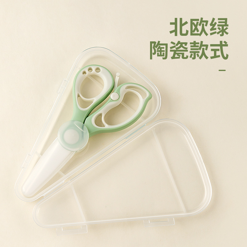 陶磁器のサプリメントは赤ちゃんの食べ物を切ります。はさみは携帯で肉を切ります。