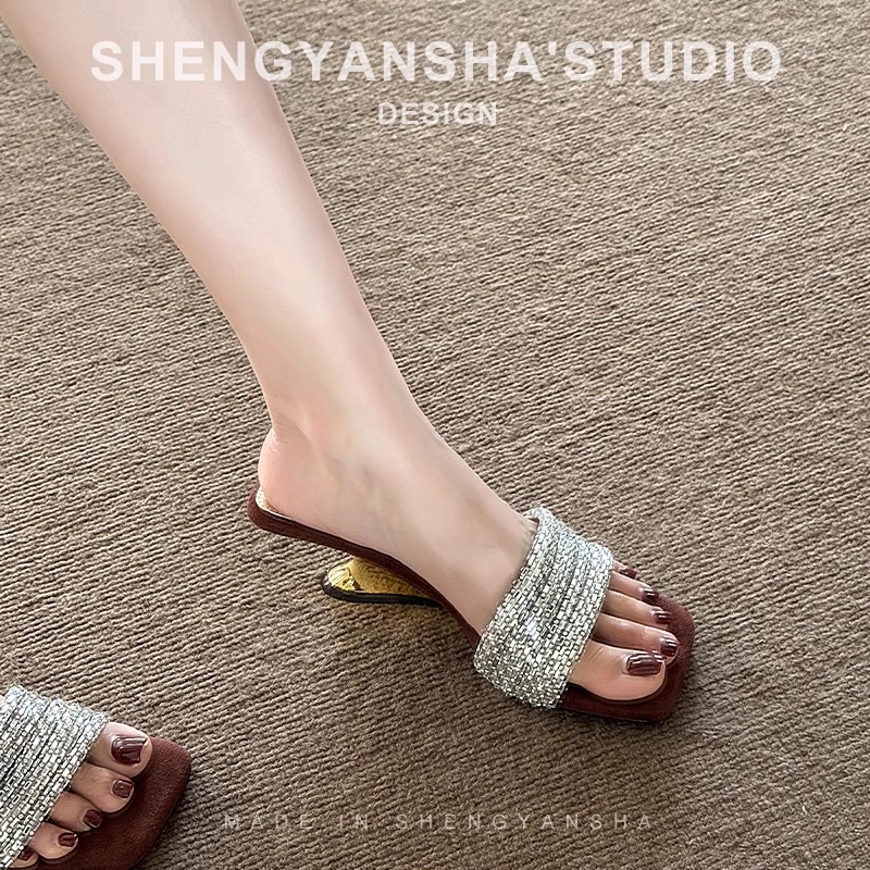 Miqiu hermosas sandalias de arrastre de una sola palabra para mujer, ropa exterior de verano 2025 nuevo estilo, sandalias y pantuflas de tacón alto con correa de diamantes de imitación