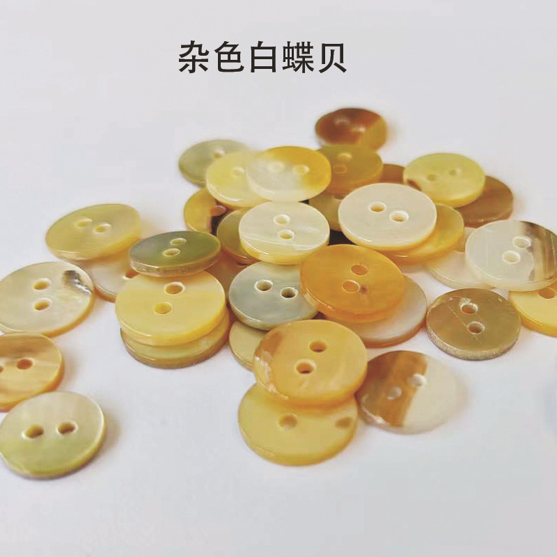 現物の雑色の双平面の白い蝶の2つの目の貝殻のボタンのシャツのボタンのボタンのシャツのボタンの目のtシャツは子供服のボタンの卸売りを掛けます。|undefined