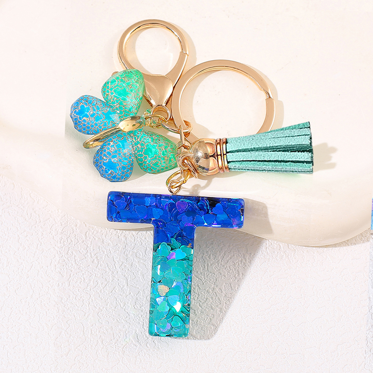 Amazon 26 letras llaveros bolsos damas colgantes colgantes sequillas letras bordas mariposa llaveros