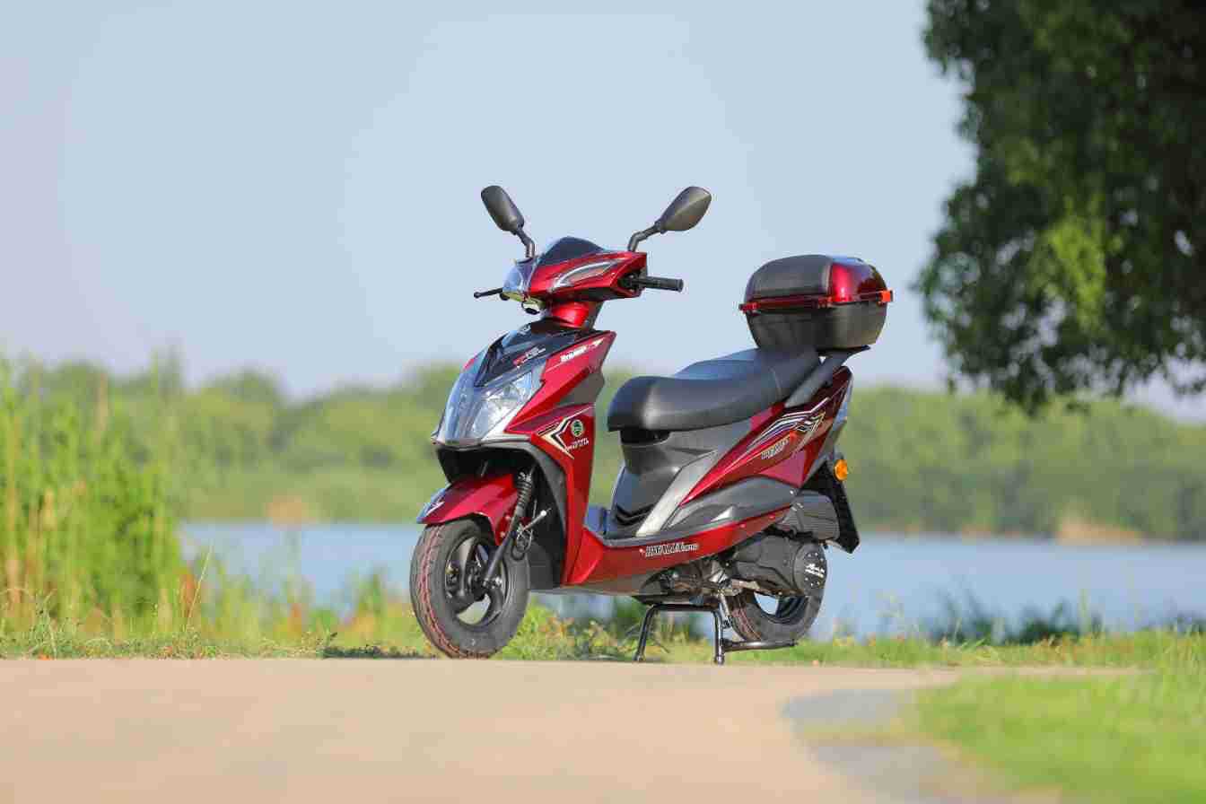 Brand New Domestic Fuel Scooter, High Power, Long Battery Life, Fuel-Saving Motorcycle, Adult Commuting and Long-Distance Running King