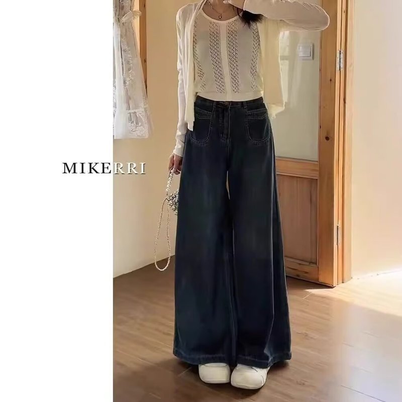 ハイウエストのワイド脚のジーパンの女性は小さいです。|undefined