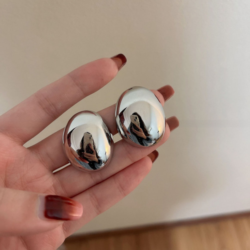 Self-carried aura, smooth and three-dimensional earrings, European and American ins style simple exaggerated small crowd personality fashion silver needle earrings 