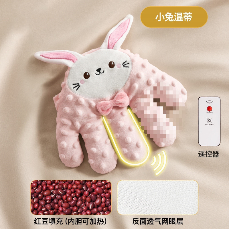 El bebé le da unas palmaditas en el trasero para conciliar el sueño.