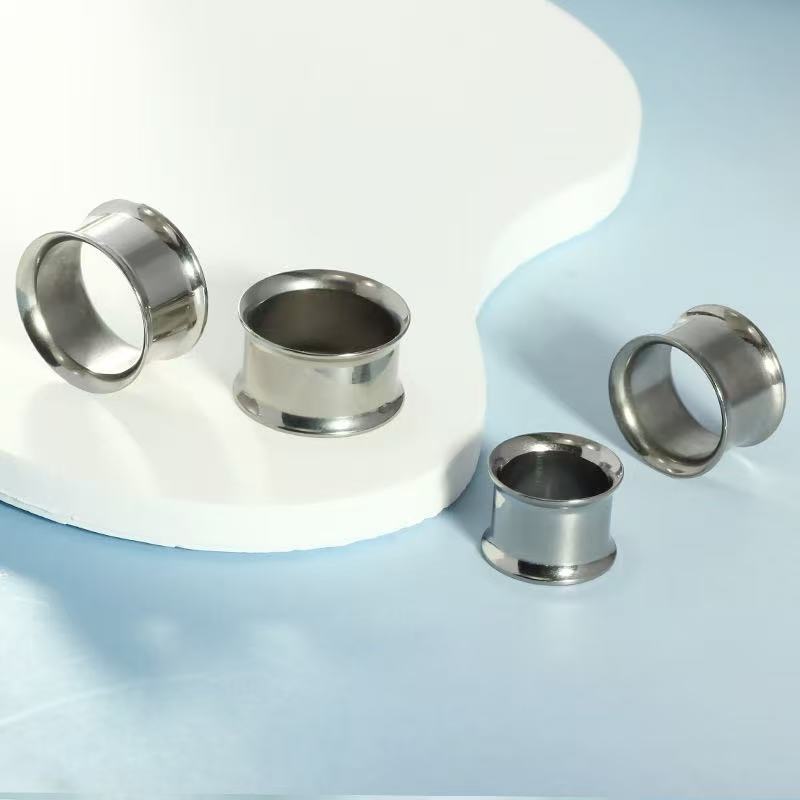 16G labret stud size and finish detail