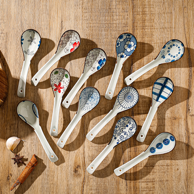 Cuchara pequeña de estilo japonés cuchara de cerámica hogar cuchara de sopa de porcelana azul y blanca cuchara de patrón lindo creativo