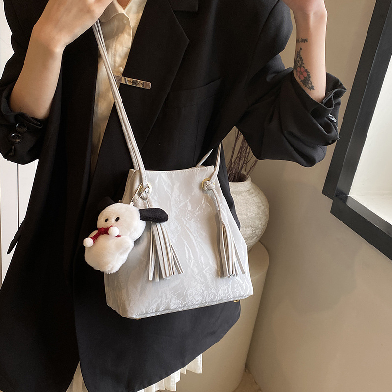 Diseño de nicho de bolsos de tendencia universal mujeres 2024 primavera y verano nuevo simple bolso de hombro de alta calidad bolso de cubo casual