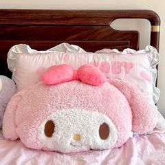 美楽蒂のぬいぐるみのクッションのベッドの上の大きい背もたれの学生の寮の枕のベッドの上で枕を抱いて少女の心が漂っています。