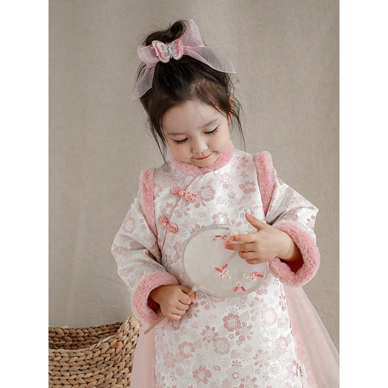 Vestido Cheongsam de Estilo Chino para Niñas, Cálido para Otoño e Invierno 2025, Falda Gruesa con Forro Polar y Estampado Jacquard Completo para Niñas.