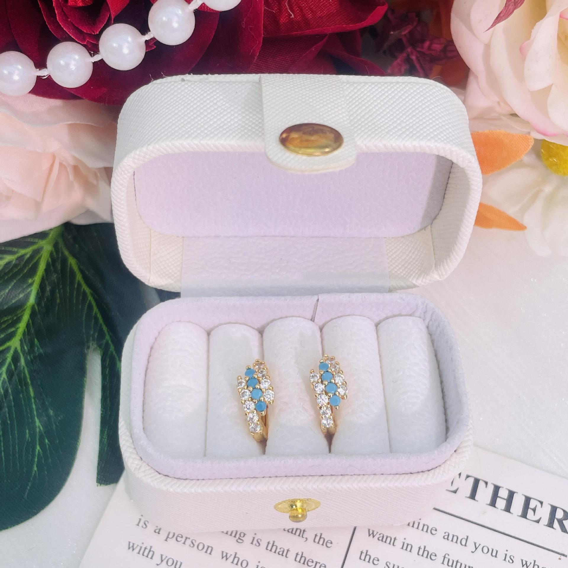 2026 nuevas opciones transfronterizas joyería de moda aretes de zircón joyería de cobre dorado para mujeres aretes de estilo múltiple