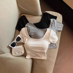 白の肩の方の襟の半袖のtシャツの女性の夏のタイプのデザイン感の交差する美の背もたれの胸のパッドのヨガの短い上着