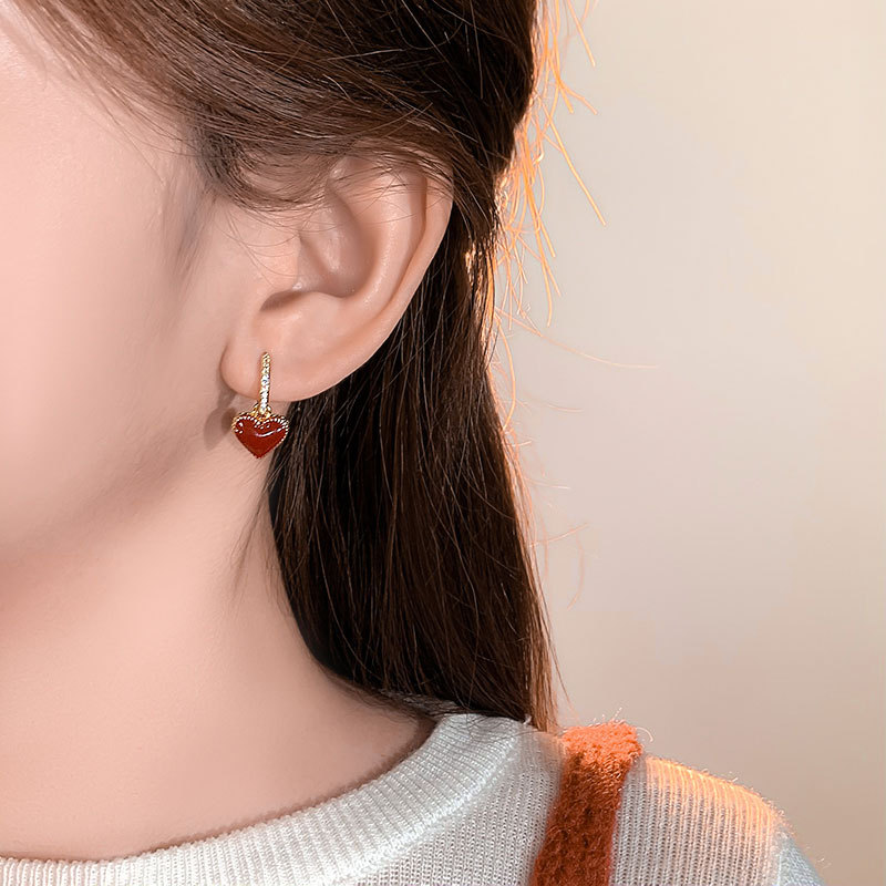 Pendientes de doble cara con corazón rojo de concha natural_voghion.com