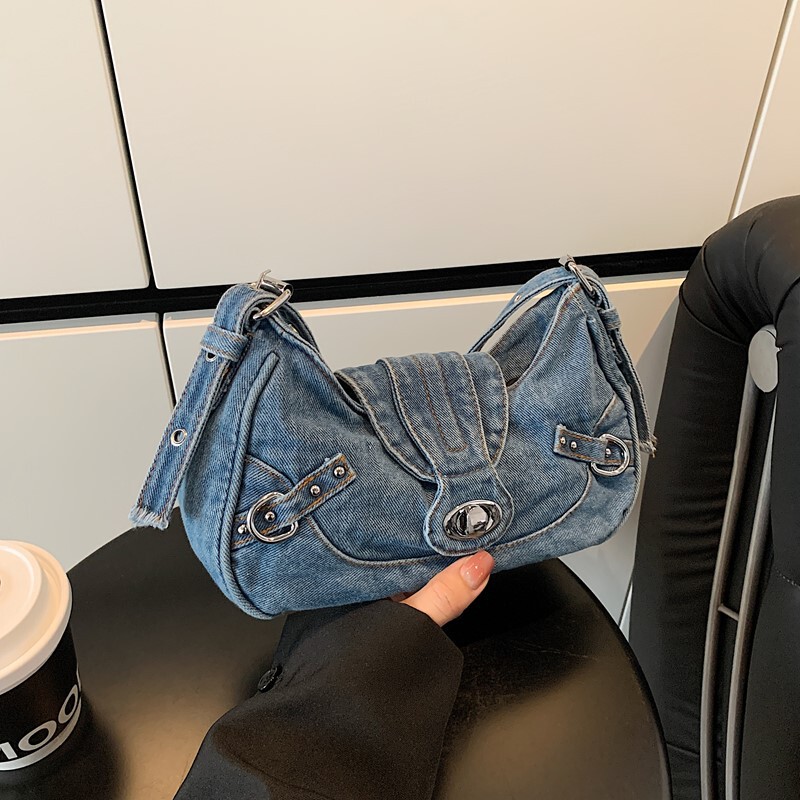 Vintage denim underarm bag with metal buckle design, fashionable and versatile, stylish handbag, unique and trendy shoulder/crossbody bag Vintage denim underarm bag with metal buckle design, fashionable and versatile, stylish handbag, unique and trendy shoulder/crossbody bag