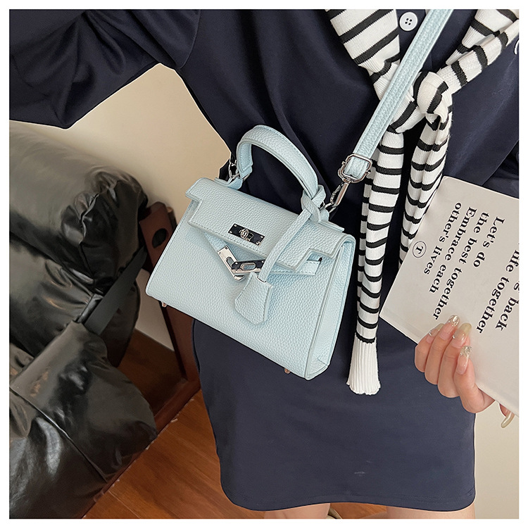 This year, a new women's casual summer single-shoulder crossbody bag with a niche design is in vogue. The hand-held small square bag is popular undefined