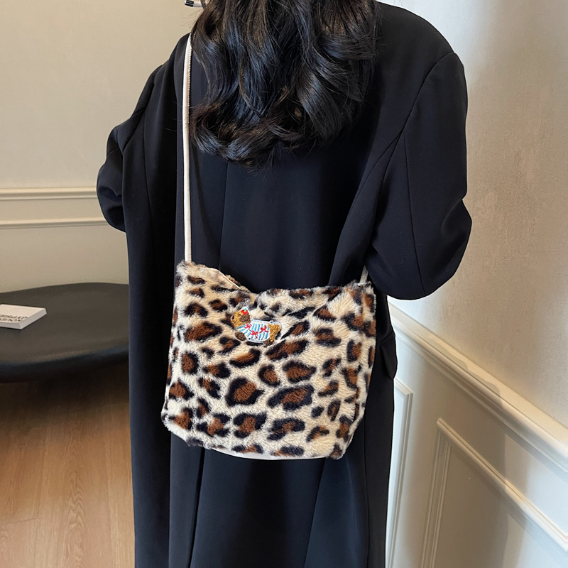 Otoño y invierno bolsas de gran capacidad para mujeres 2024 nuevo bolso de moda de peluche bolso de moda bolso de piel bolso de leopardo bolso de hombro de mujer