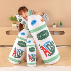 子供のハハのadカルシウムの乳は枕を抱いてシミュレーションします。