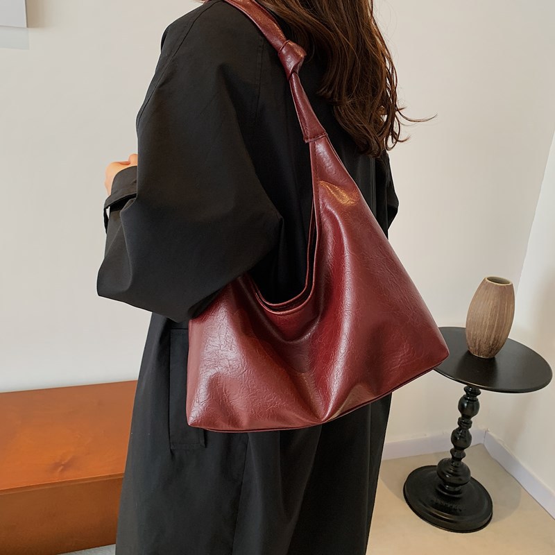 Bolsa de gran capacidad para viajar al trabajo Otoño / Invierno 2024, nueva bolsa de hombro de moda retro simple bolsa de abrigo casual