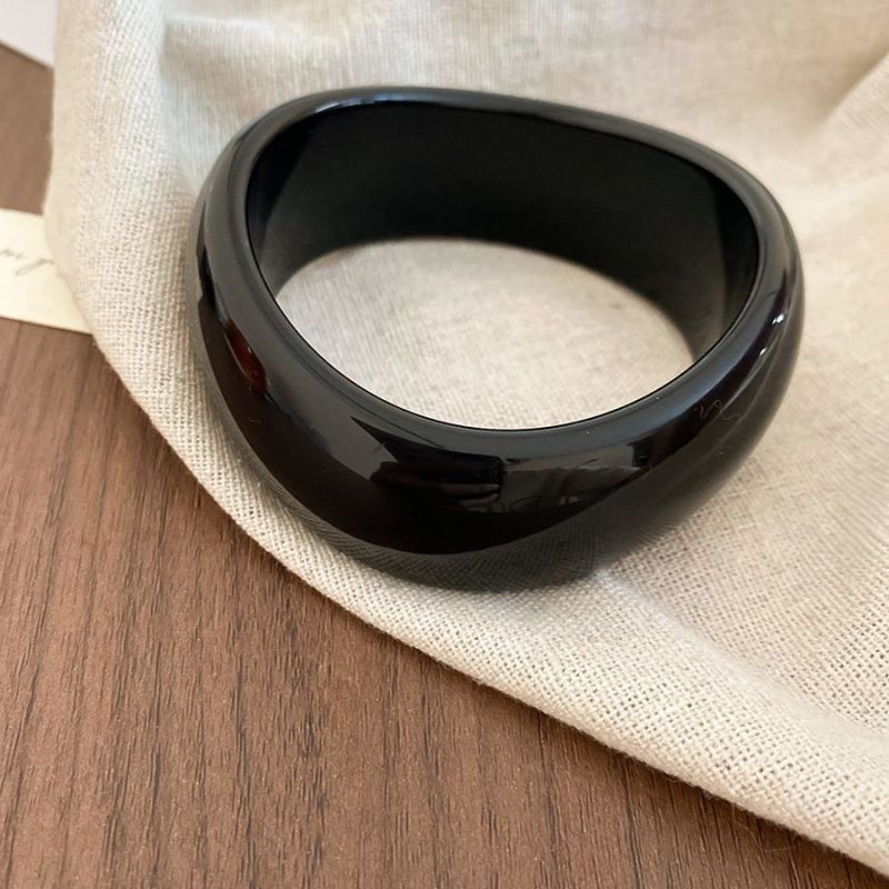 Europa y los Estados Unidos acrílico maduro irregular geometría pulsera redonda simple nicho transfronterizo de alta calidad personalidad joyas de mano para mujeres image 13
