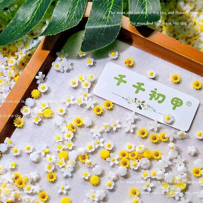 Fresh and cute sunflower resin rhinestone nail art accessories, three-dimensional small daisy and sunflower decorative nail pieces Fresh and cute sunflower resin rhinestone nail art accessories, three-dimensional small daisy and sunflower decorative nail pieces