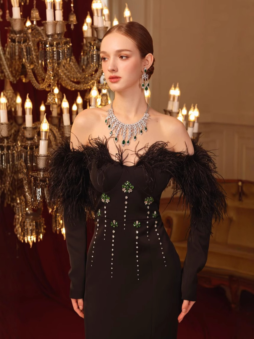 Estación independiente otoño e invierno estilo caliente ropa de mujer de lujo ligero con incrustaciones de diamantes vestido de vendaje de pelo de avestruz vestido de noche vestido de fiesta de alta gama