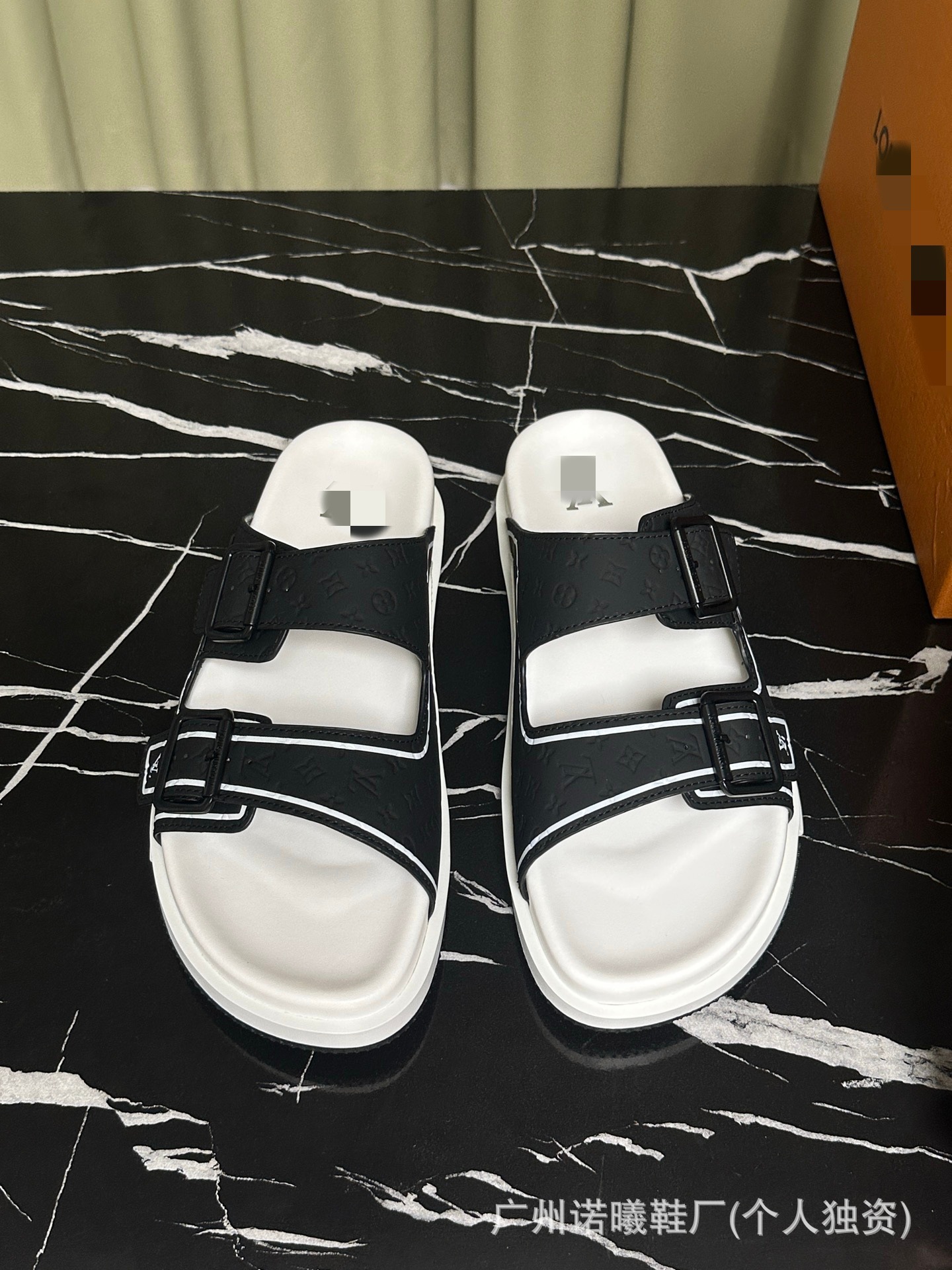 Zapatillas de moda para hombres con suela suave cómodas para usar zapatos de playa de cuero originales caja original de lujo marca de moda de doble cinturón de moda casual image 14