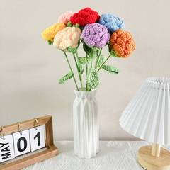 卸売りの完成品は手でバラの花を編みます。